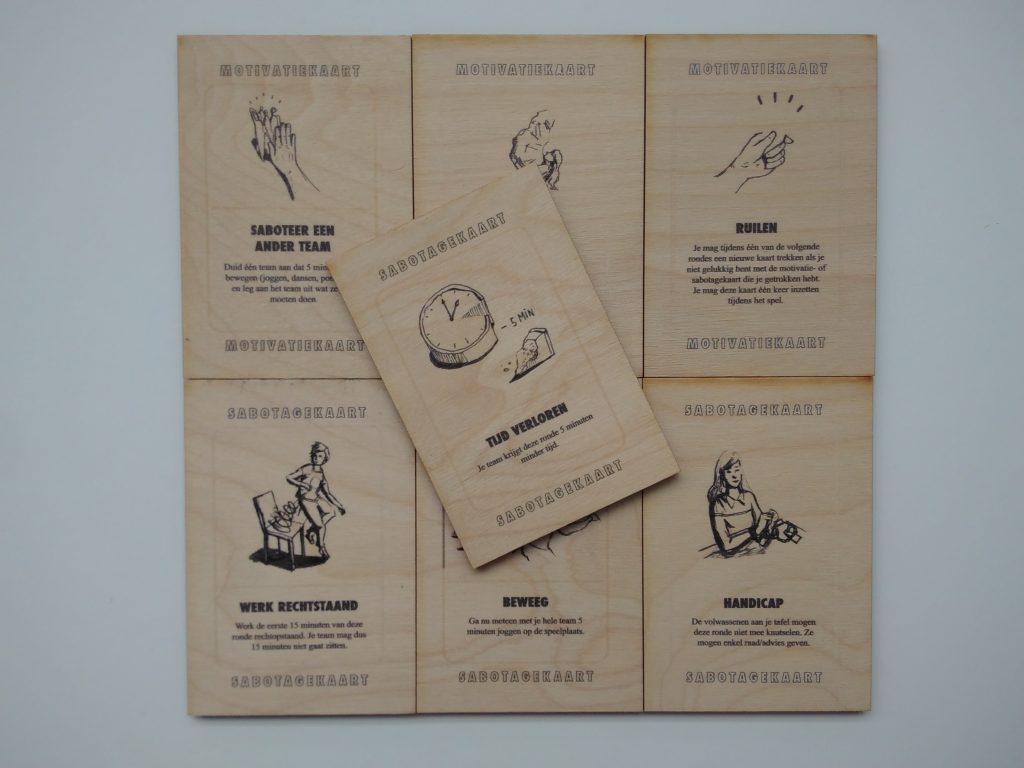 Spelkaarten gedrukt op hout